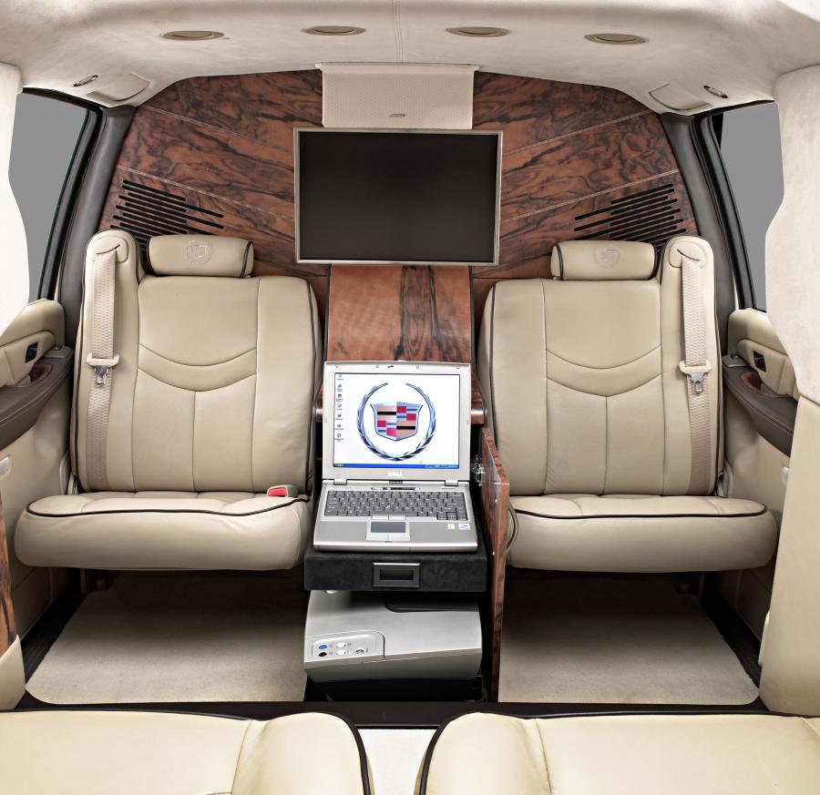  Cadillac Escalade ESV Executive Edition Concept 2003 года  (фото 6 из 16)